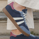 SNEAKERS BLEUES RÉTRO AVEC DÉTAIL BORDEAUX - Casualmode.fr