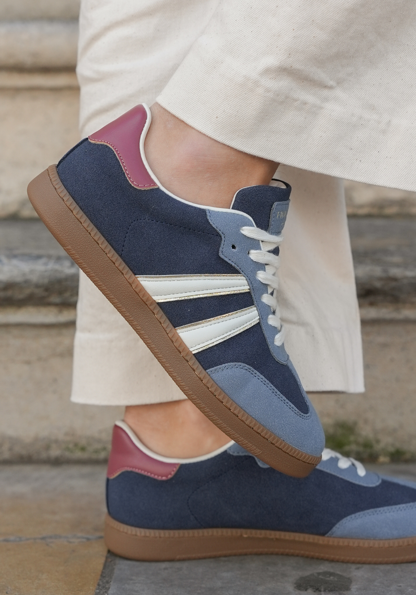 SNEAKERS BLEUES RÉTRO AVEC DÉTAIL BORDEAUX - Casualmode.fr