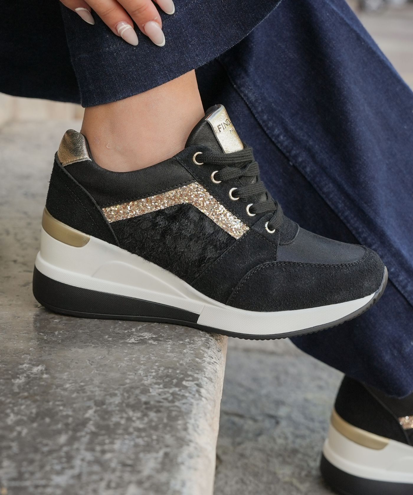 BASKETS COMPENSÉES NOIRES AVEC DÉTAILS PAILLETÉS - Casualmode.fr