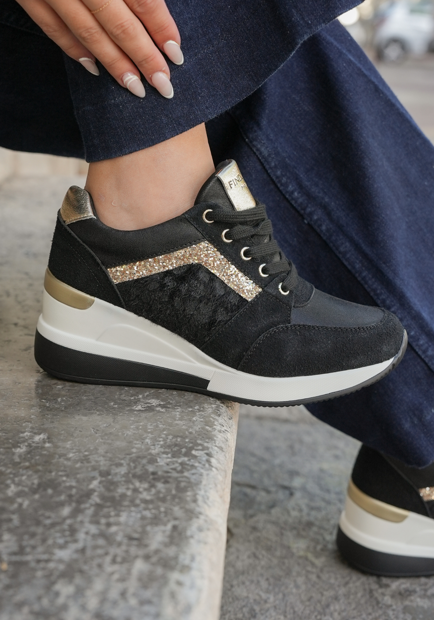 BASKETS COMPENSÉES NOIRES AVEC DÉTAILS PAILLETÉS - Casualmode.fr