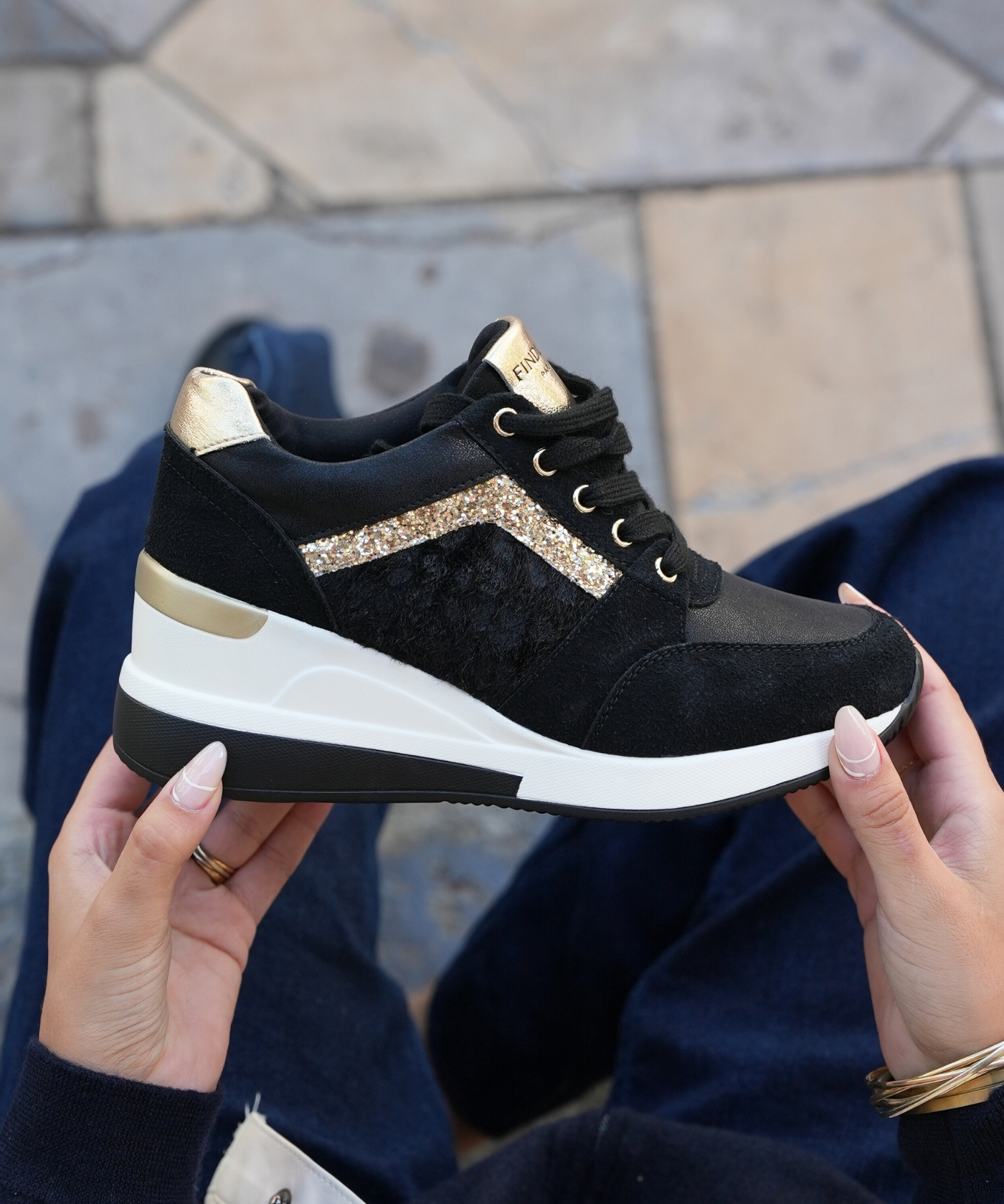 BASKETS COMPENSÉES NOIRES AVEC DÉTAILS PAILLETÉS - Casualmode.fr