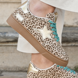 BASKETS LÉOPARD FEMME AVEC ÉTOILE ARGENT ET LACETS TURQUOISE - Casualmode.fr