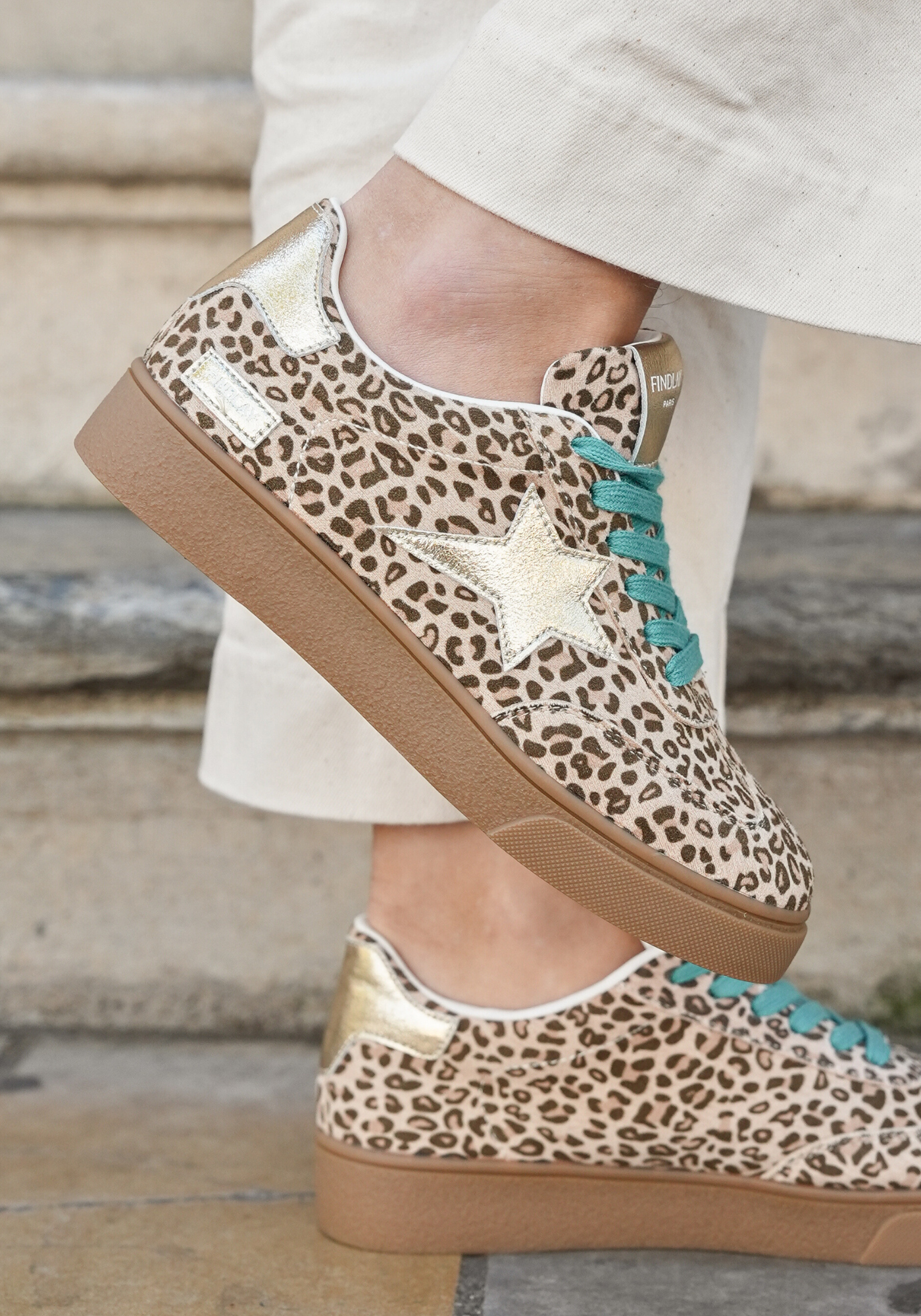 BASKETS LÉOPARD FEMME AVEC ÉTOILE ARGENT ET LACETS TURQUOISE - Casualmode.fr