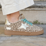 BASKETS LÉOPARD FEMME AVEC ÉTOILE ARGENT ET LACETS TURQUOISE - Casualmode.fr