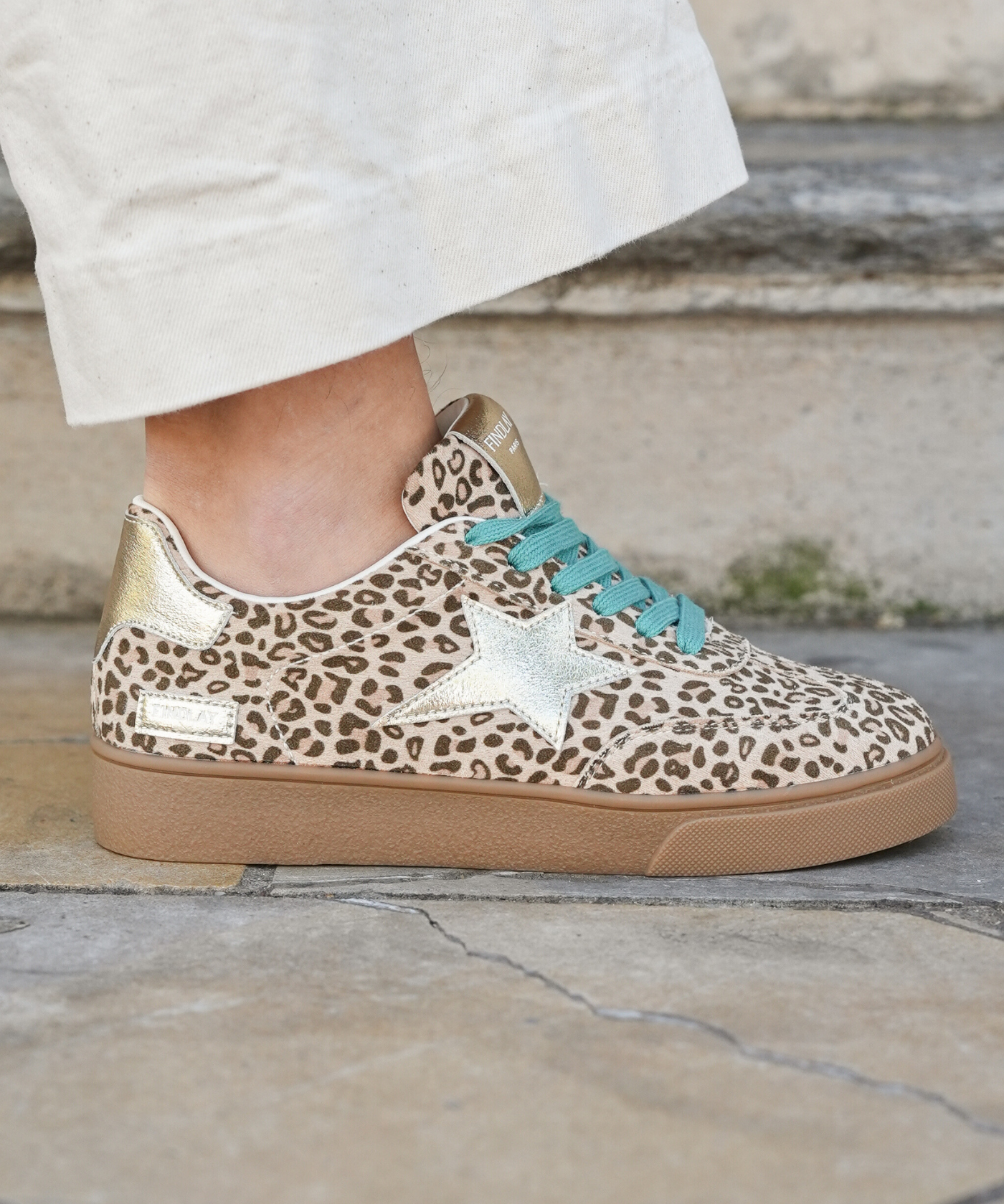 BASKETS LÉOPARD FEMME AVEC ÉTOILE ARGENT ET LACETS TURQUOISE - Casualmode.fr