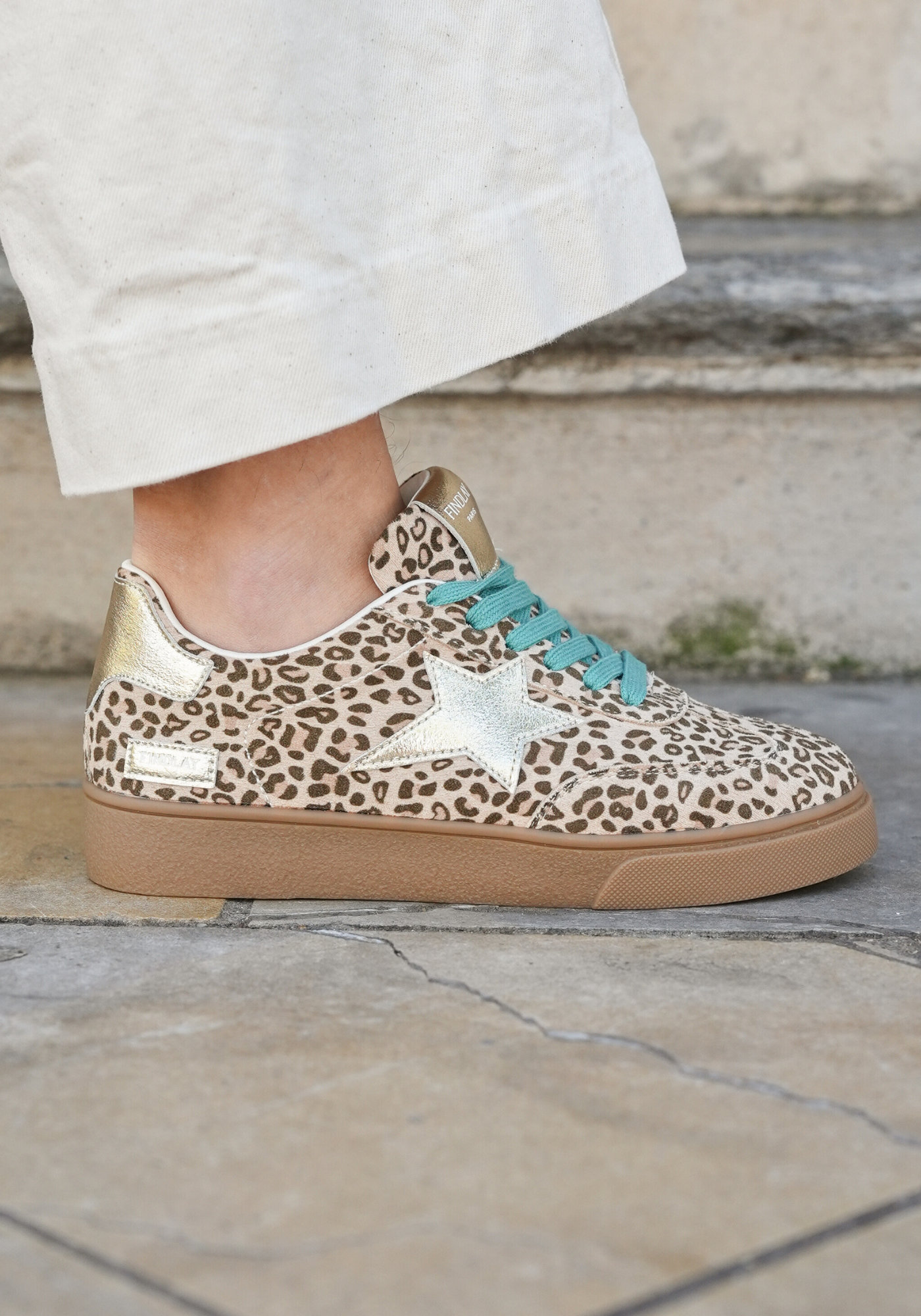 BASKETS LÉOPARD FEMME AVEC ÉTOILE ARGENT ET LACETS TURQUOISE - Casualmode.fr