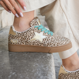 BASKETS LÉOPARD FEMME AVEC ÉTOILE ARGENT ET LACETS TURQUOISE - Casualmode.fr