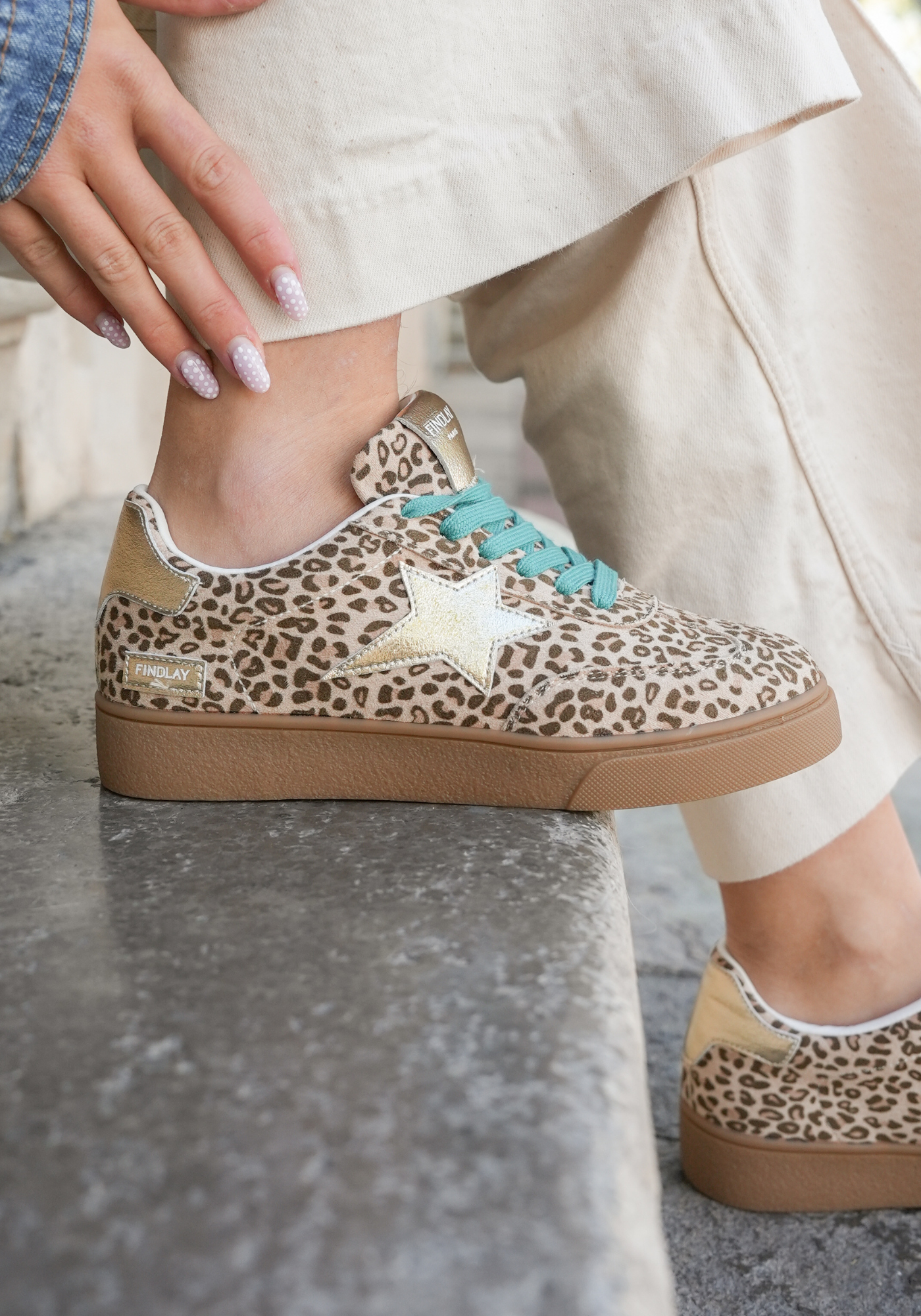 BASKETS LÉOPARD FEMME AVEC ÉTOILE ARGENT ET LACETS TURQUOISE - Casualmode.fr