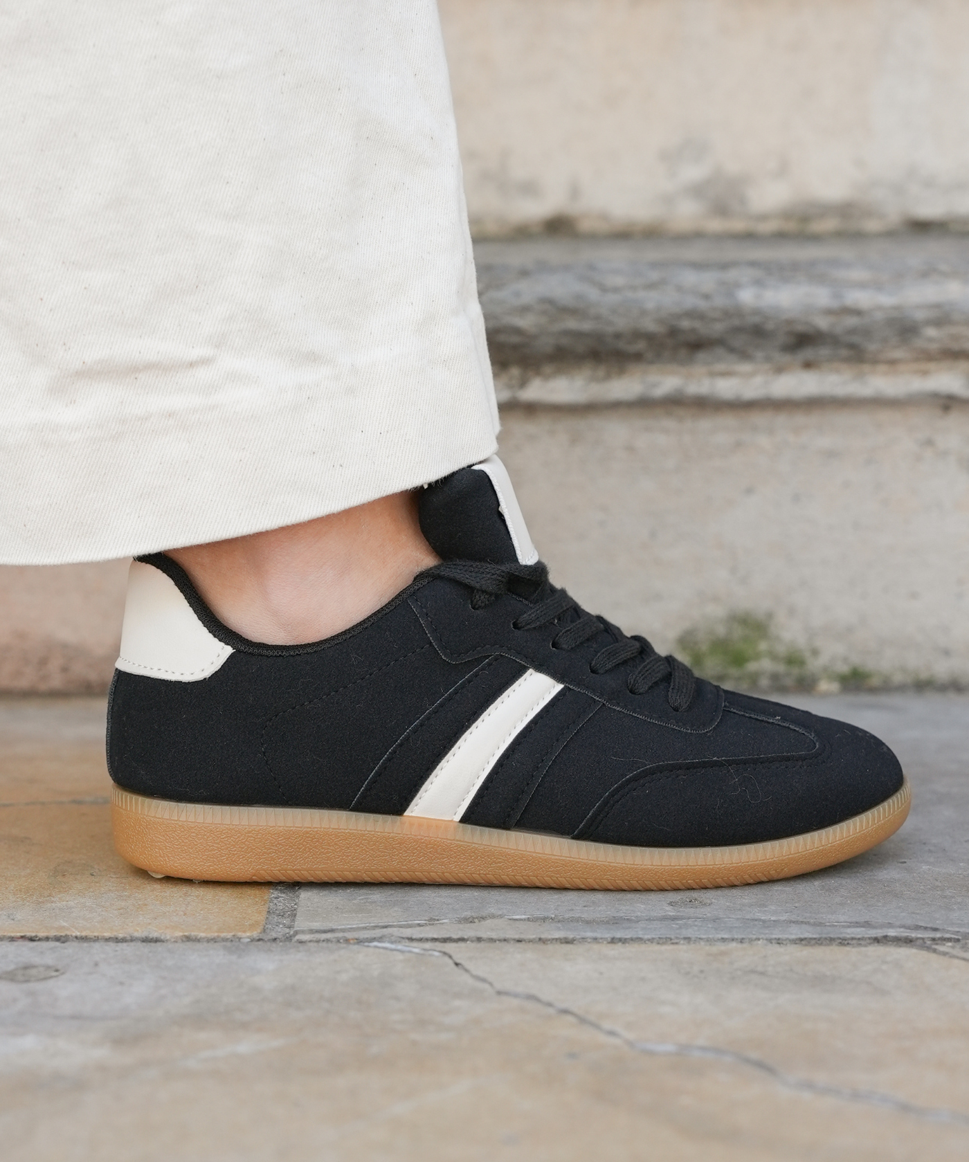 SNEAKERS NOIRES À BANDE BLANCHE STYLE RETRO - Casualmode.fr