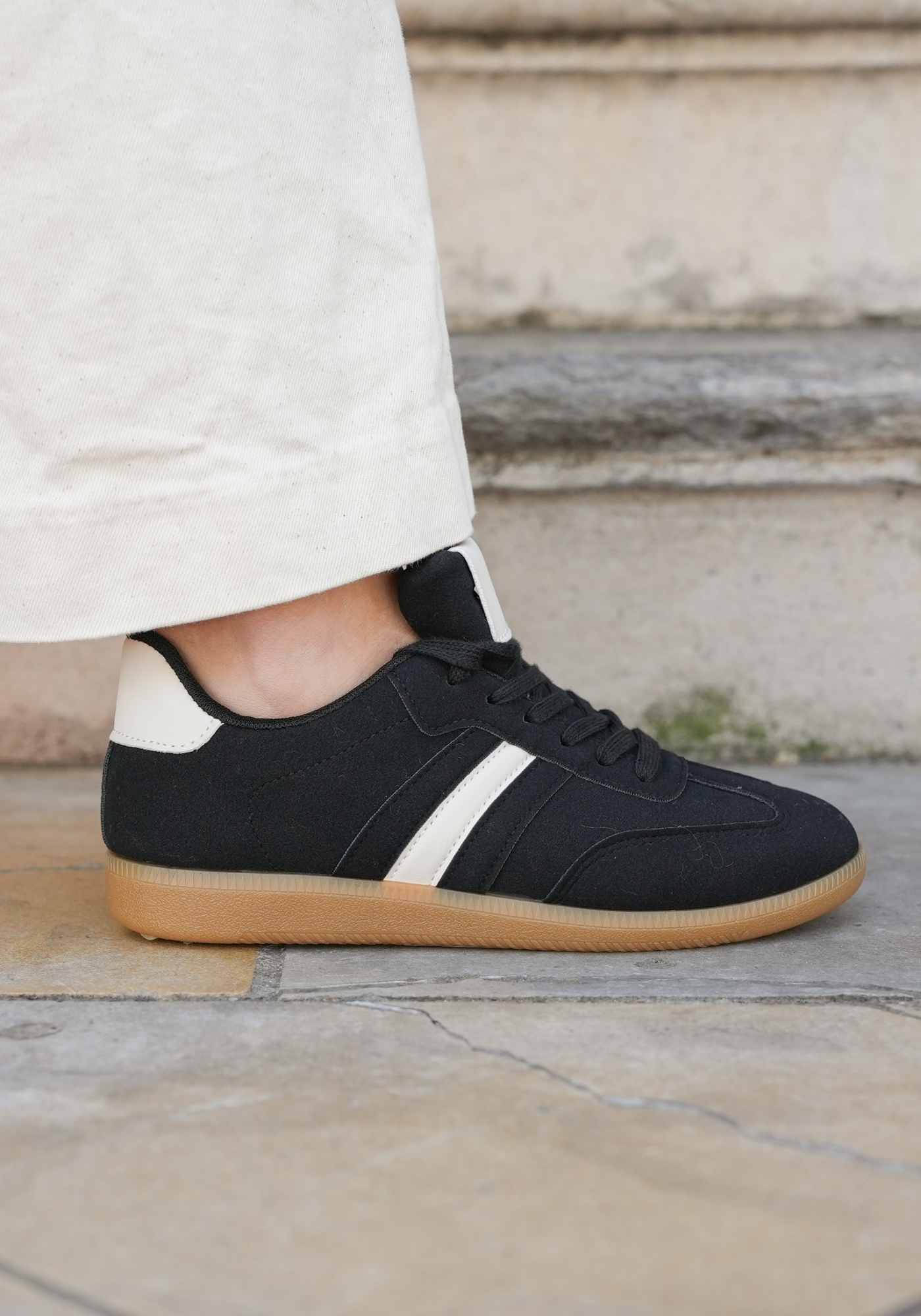 SNEAKERS NOIRES À BANDE BLANCHE STYLE RETRO - Casualmode.fr