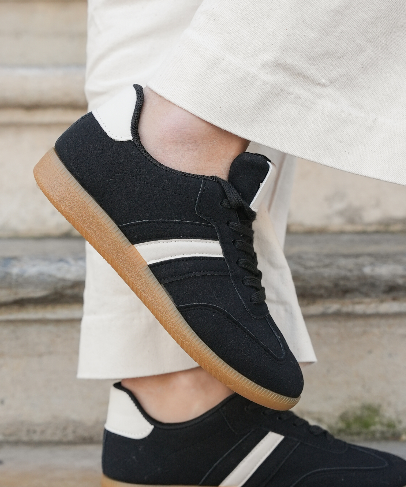 SNEAKERS NOIRES À BANDE BLANCHE STYLE RETRO - Casualmode.fr