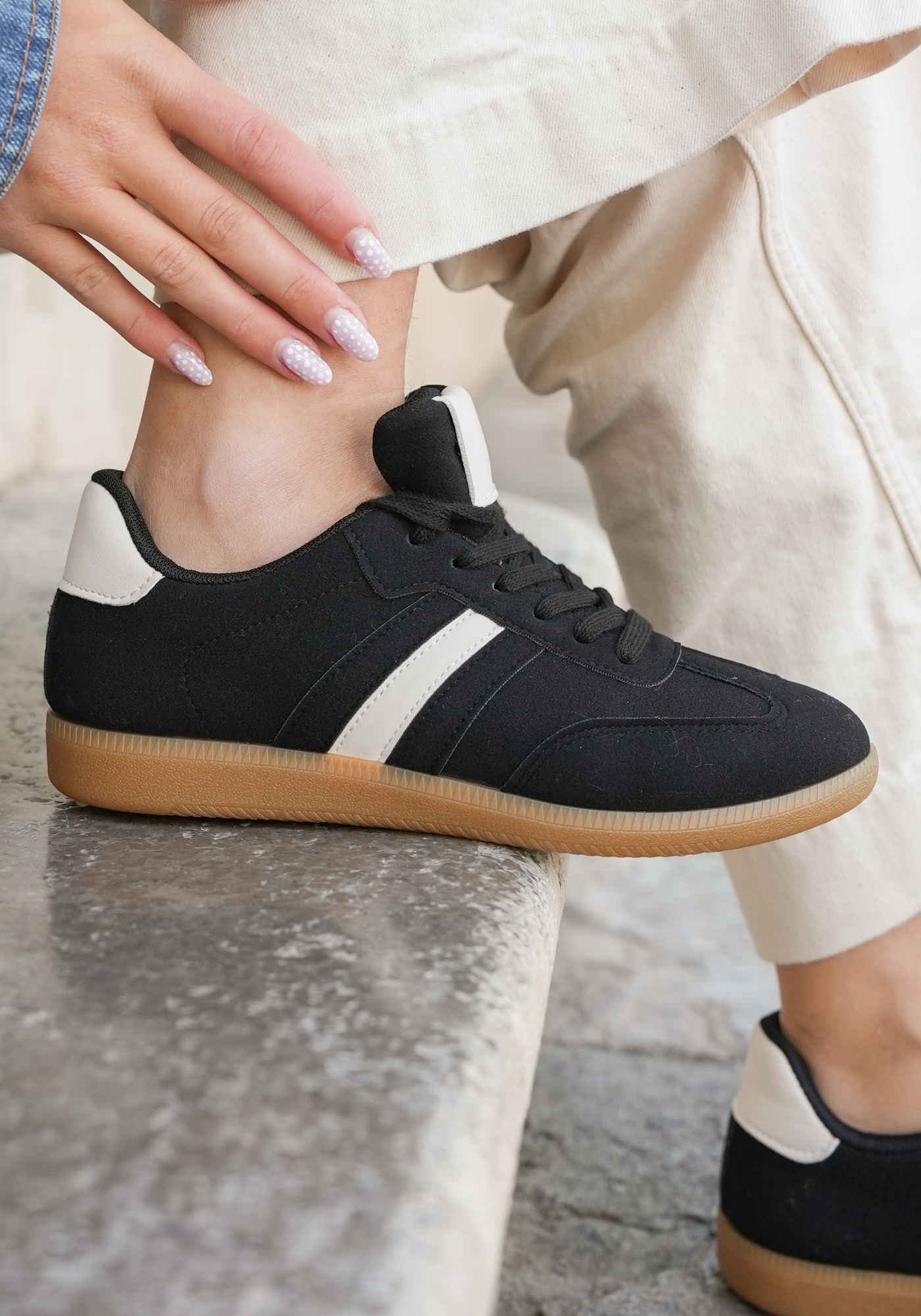 SNEAKERS NOIRES À BANDE BLANCHE STYLE RETRO - Casualmode.fr