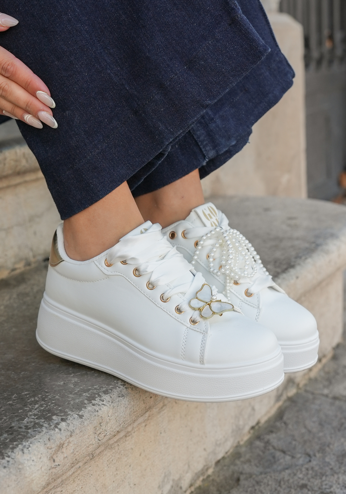 BASKETS FEMME BLANCHES PLATFORM À SEMELLE ÉPAISSE AVEC DÉTAILS DORÉS - Casualmode.fr