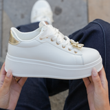 BASKETS FEMME BLANCHES PLATFORM À SEMELLE ÉPAISSE AVEC DÉTAILS DORÉS - Casualmode.fr