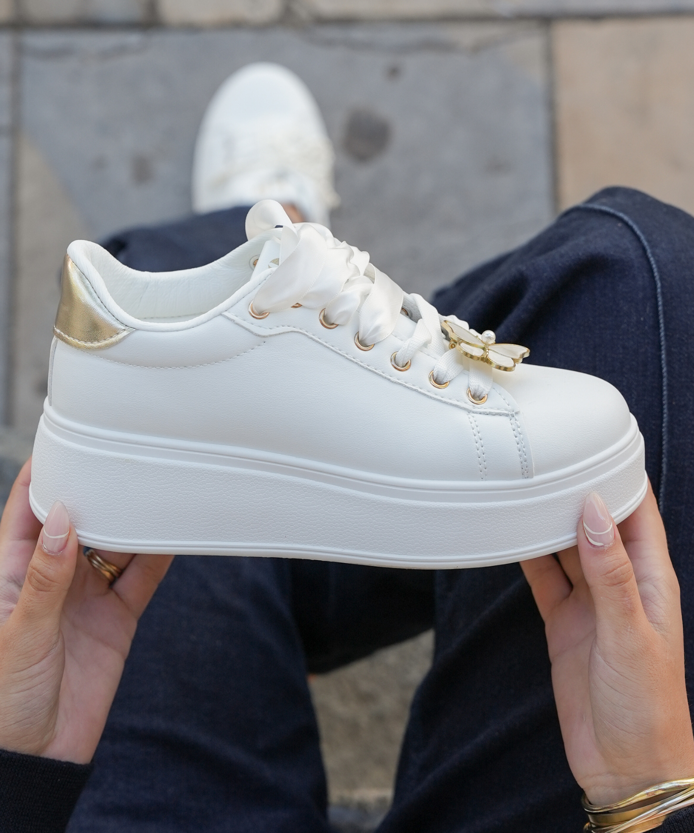 BASKETS FEMME BLANCHES PLATFORM À SEMELLE ÉPAISSE AVEC DÉTAILS DORÉS - Casualmode.fr