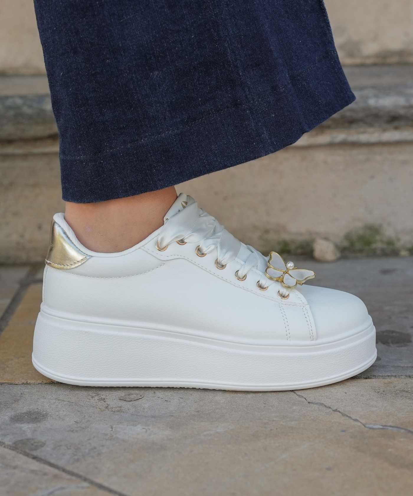 BASKETS FEMME BLANCHES PLATFORM À SEMELLE ÉPAISSE AVEC DÉTAILS DORÉS - Casualmode.fr