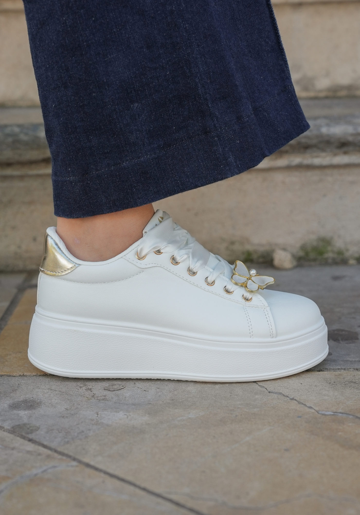 BASKETS FEMME BLANCHES PLATFORM À SEMELLE ÉPAISSE AVEC DÉTAILS DORÉS - Casualmode.fr