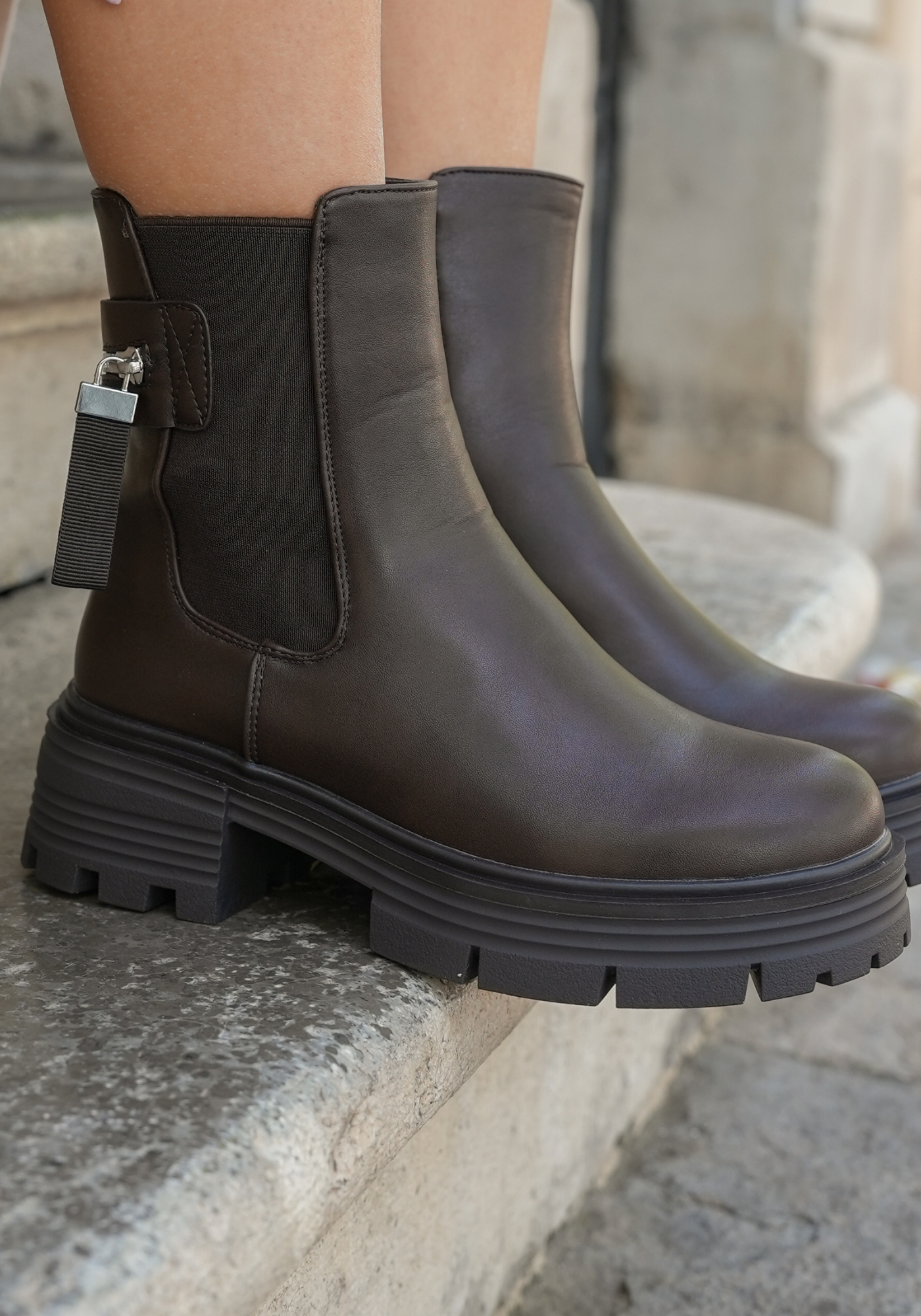 BOTTINES MARRON CHELSEA – DÉTAIL MÉTALLIQUE - Casualmode.fr