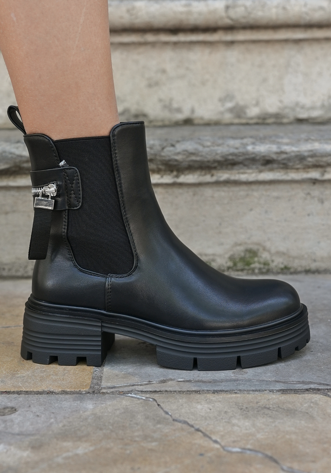 BOTTINES NOIRES CHELSEA – DÉTAIL MÉTALLIQUE - Casualmode.fr