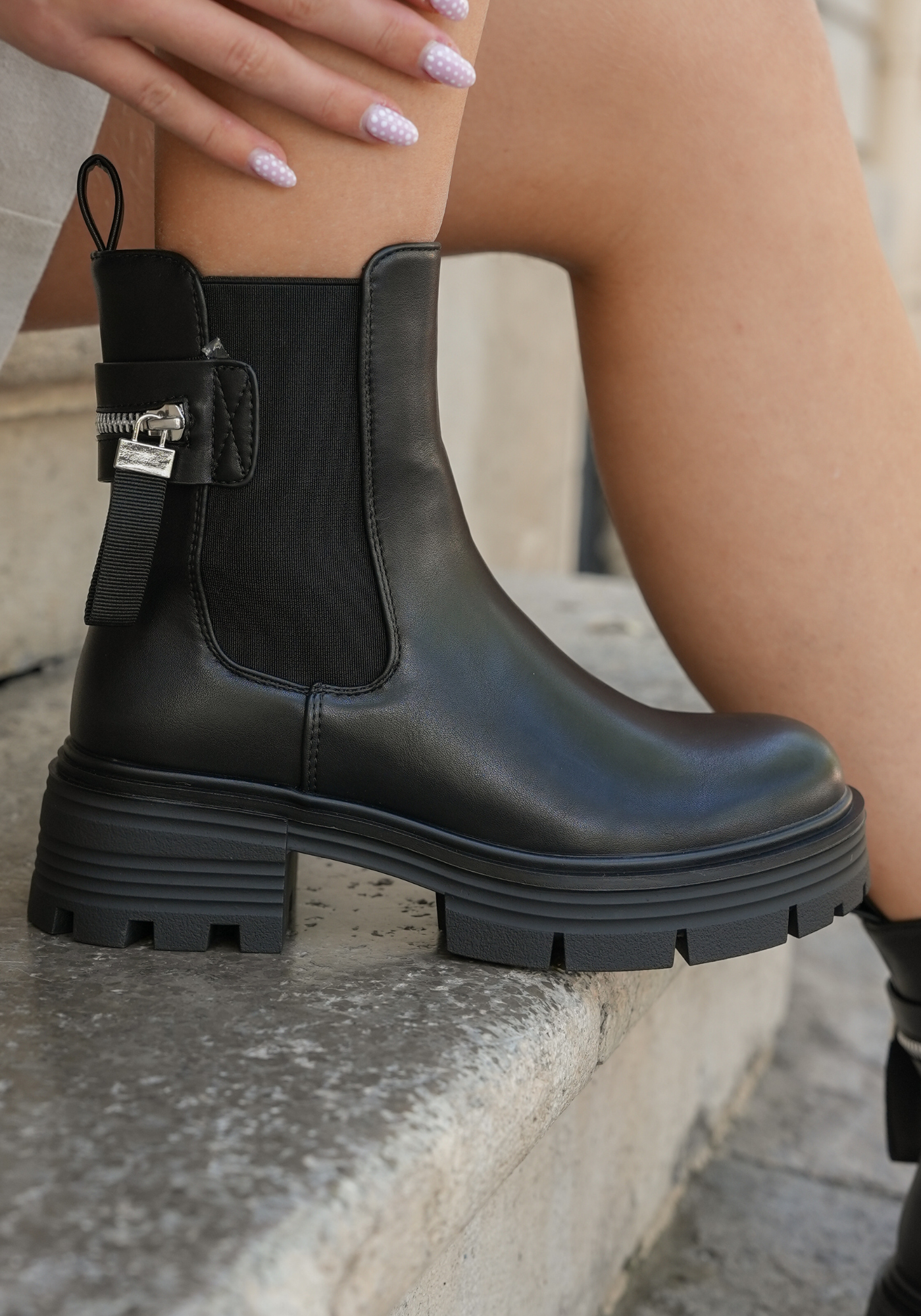 BOTTINES NOIRES CHELSEA – DÉTAIL MÉTALLIQUE - Casualmode.fr