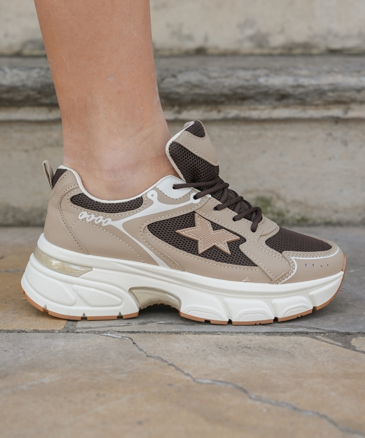 SNEAKERS BEIGE ET MARRON - Casualmode.fr