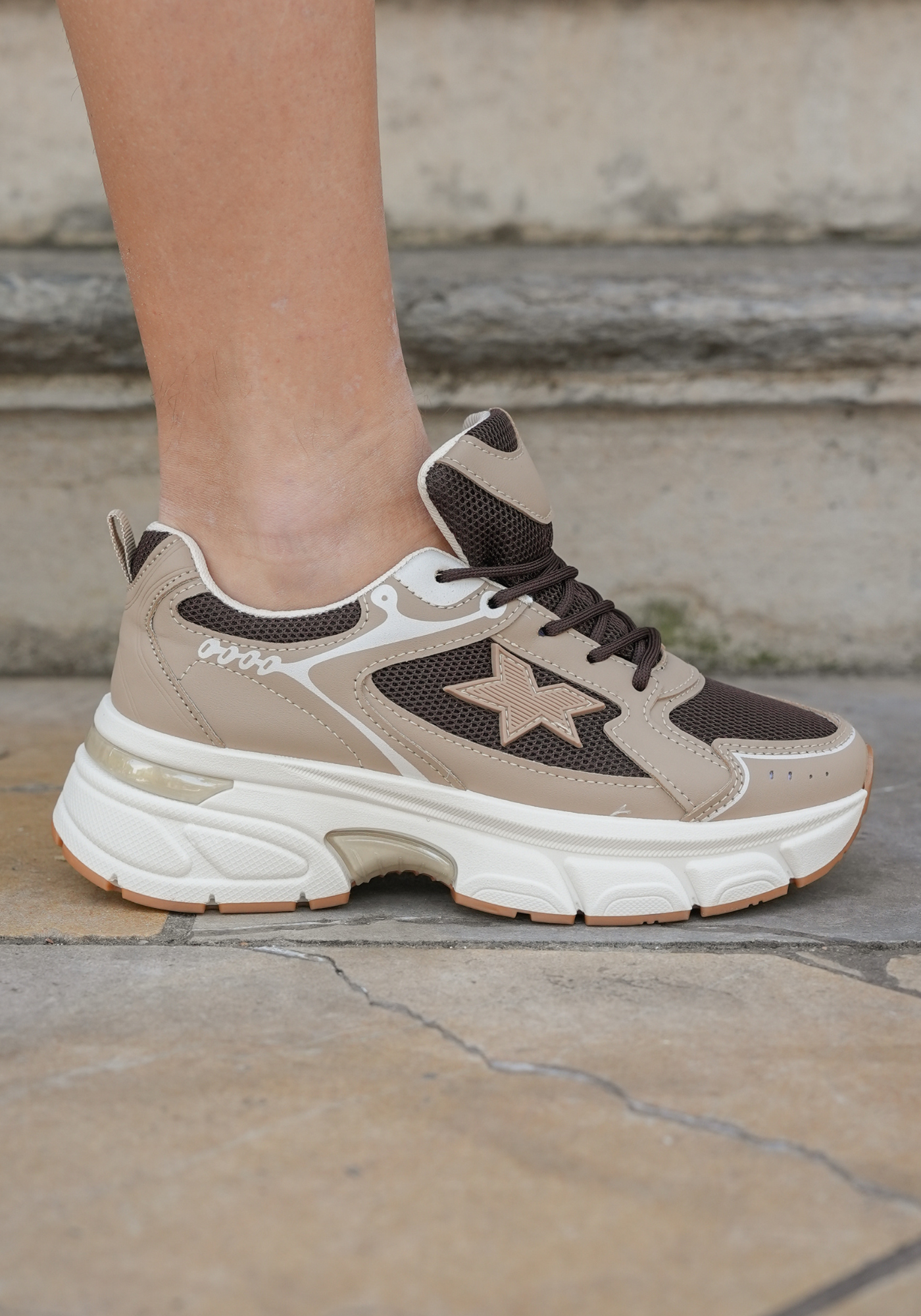 SNEAKERS BEIGE ET MARRON - Casualmode.fr