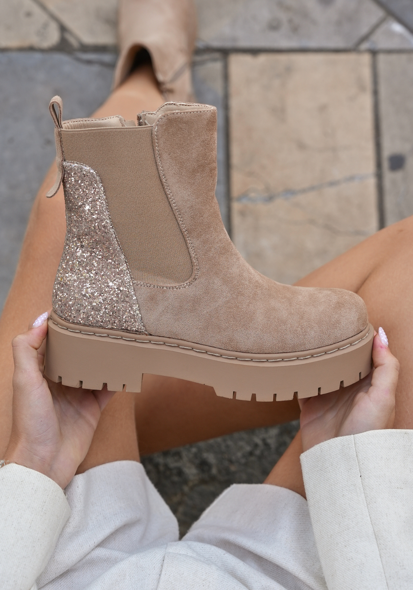 BOTTINES TAUPES CHELSEA – ARRIÈRE PAILLETTES - Casualmode.fr