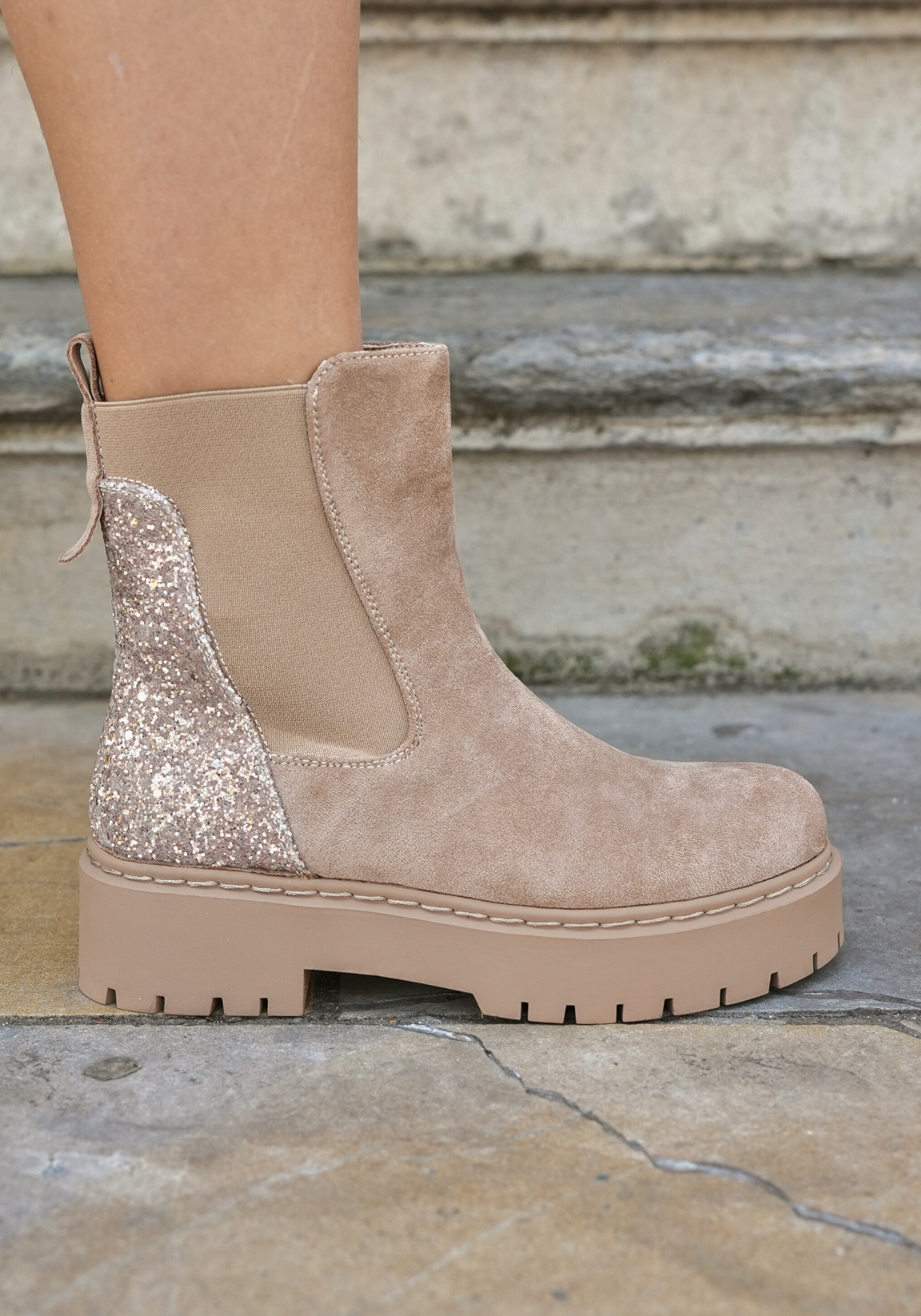BOTTINES TAUPES CHELSEA – ARRIÈRE PAILLETTES - Casualmode.fr