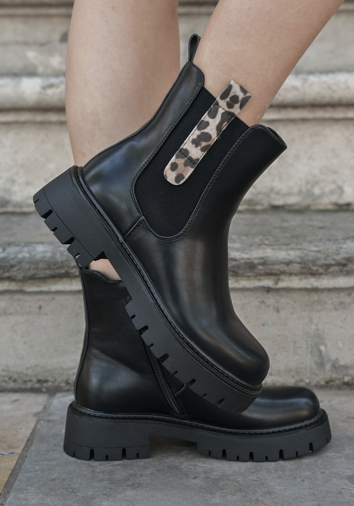 BOTTINES NOIRES CHELSEA ÉLASTIQUE – DÉTAIL LÉOPARD - Casualmode.fr