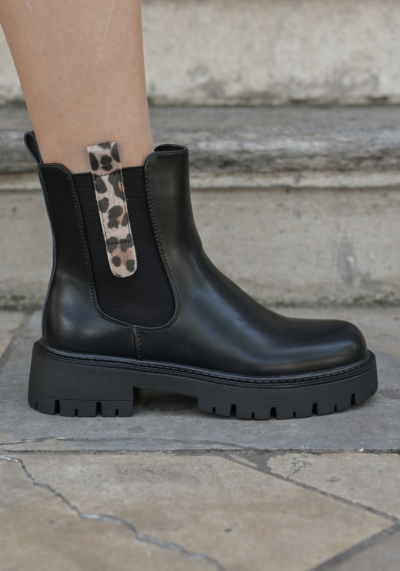 BOTTINES NOIRES CHELSEA ÉLASTIQUE – DÉTAIL LÉOPARD - Casualmode.fr