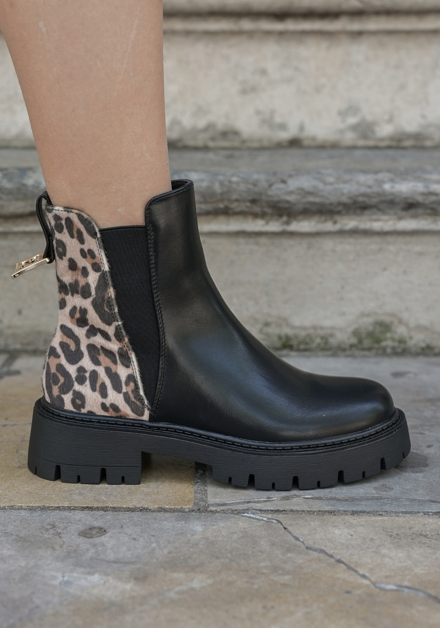 BOTTINES NOIRES CHELSEA – DÉTAIL ARRIÈRE LÉOPARD - Casualmode.fr