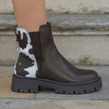 BOTTINES MARRON CHELSEA – DÉTAIL ARRIÈRE MOTIF VACHE - Casualmode.fr