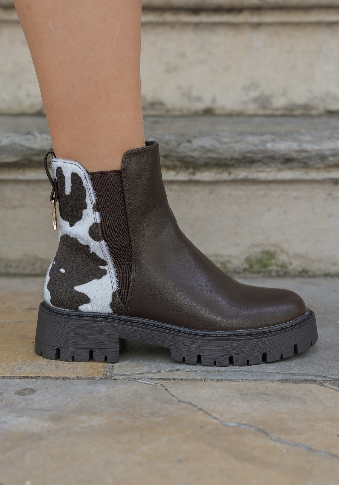 BOTTINES MARRON CHELSEA – DÉTAIL ARRIÈRE MOTIF VACHE - Casualmode.fr