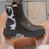 BOTTINES MARRON CHELSEA – DÉTAIL ARRIÈRE MOTIF VACHE - Casualmode.fr