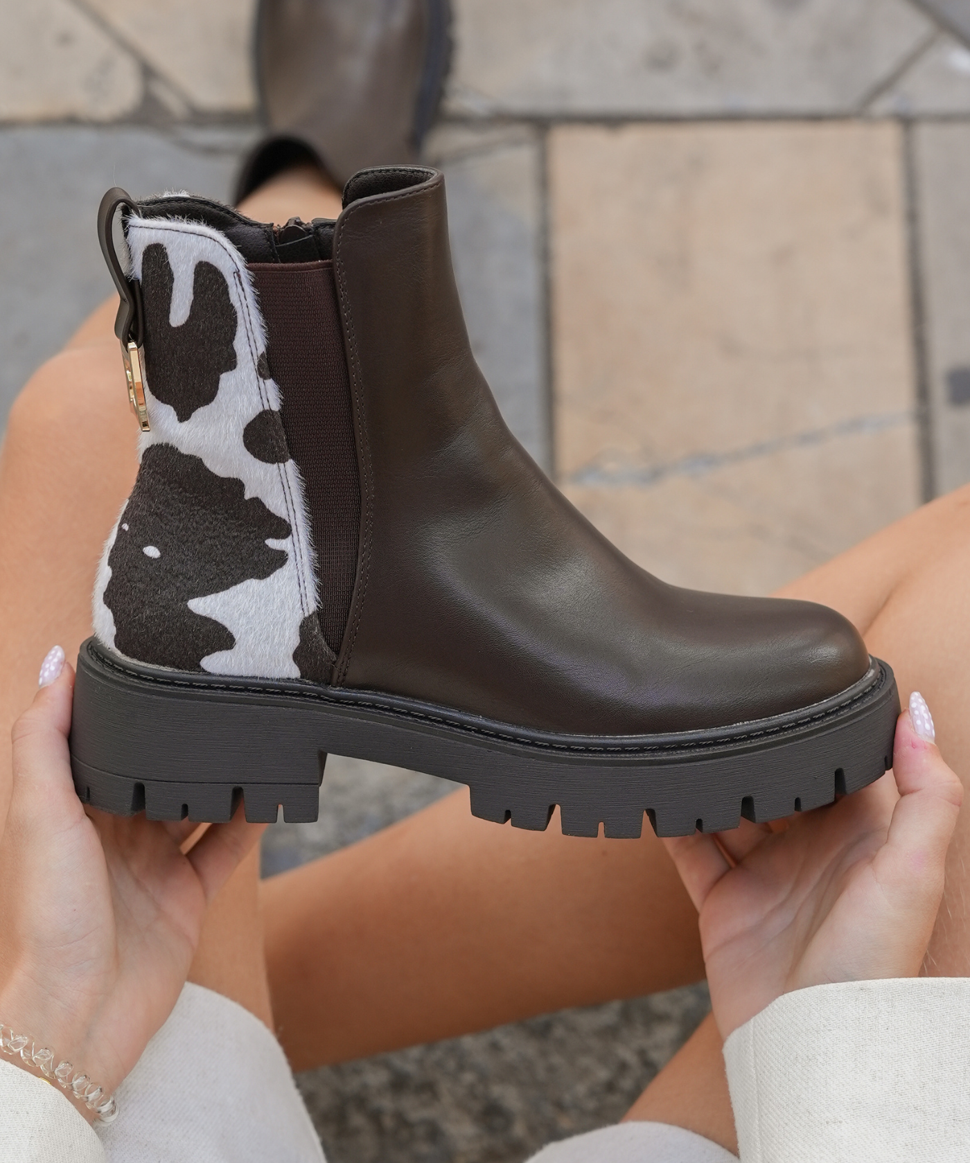 BOTTINES MARRON CHELSEA – DÉTAIL ARRIÈRE MOTIF VACHE - Casualmode.fr