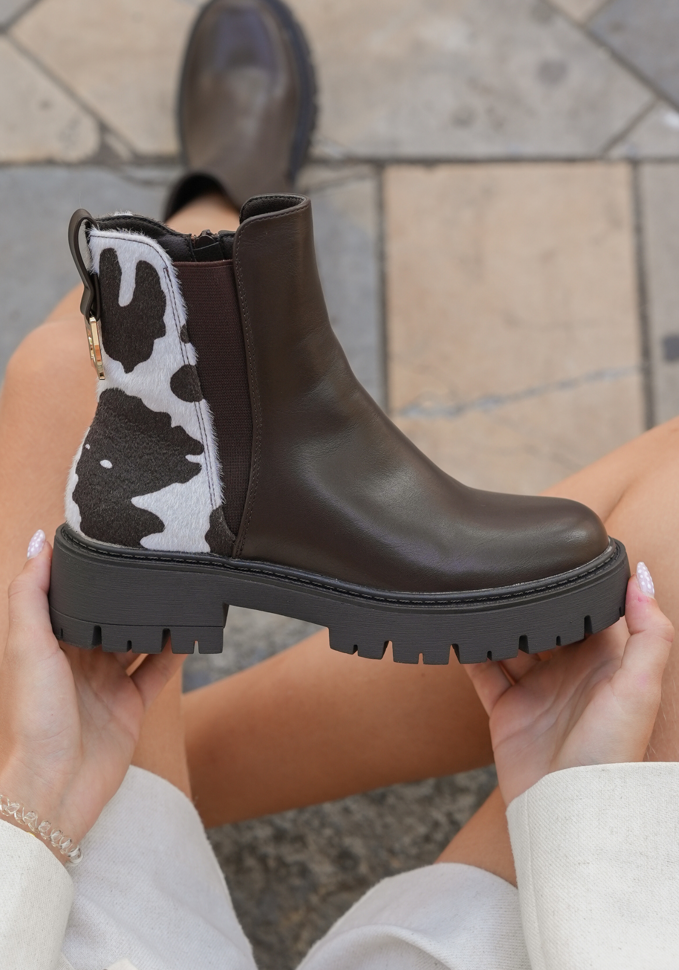 BOTTINES MARRON CHELSEA – DÉTAIL ARRIÈRE MOTIF VACHE - Casualmode.fr