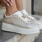SNEAKERS PLATEFORME DORÉES FEMME AVEC DÉTAIL BIJOU - Casualmode.fr