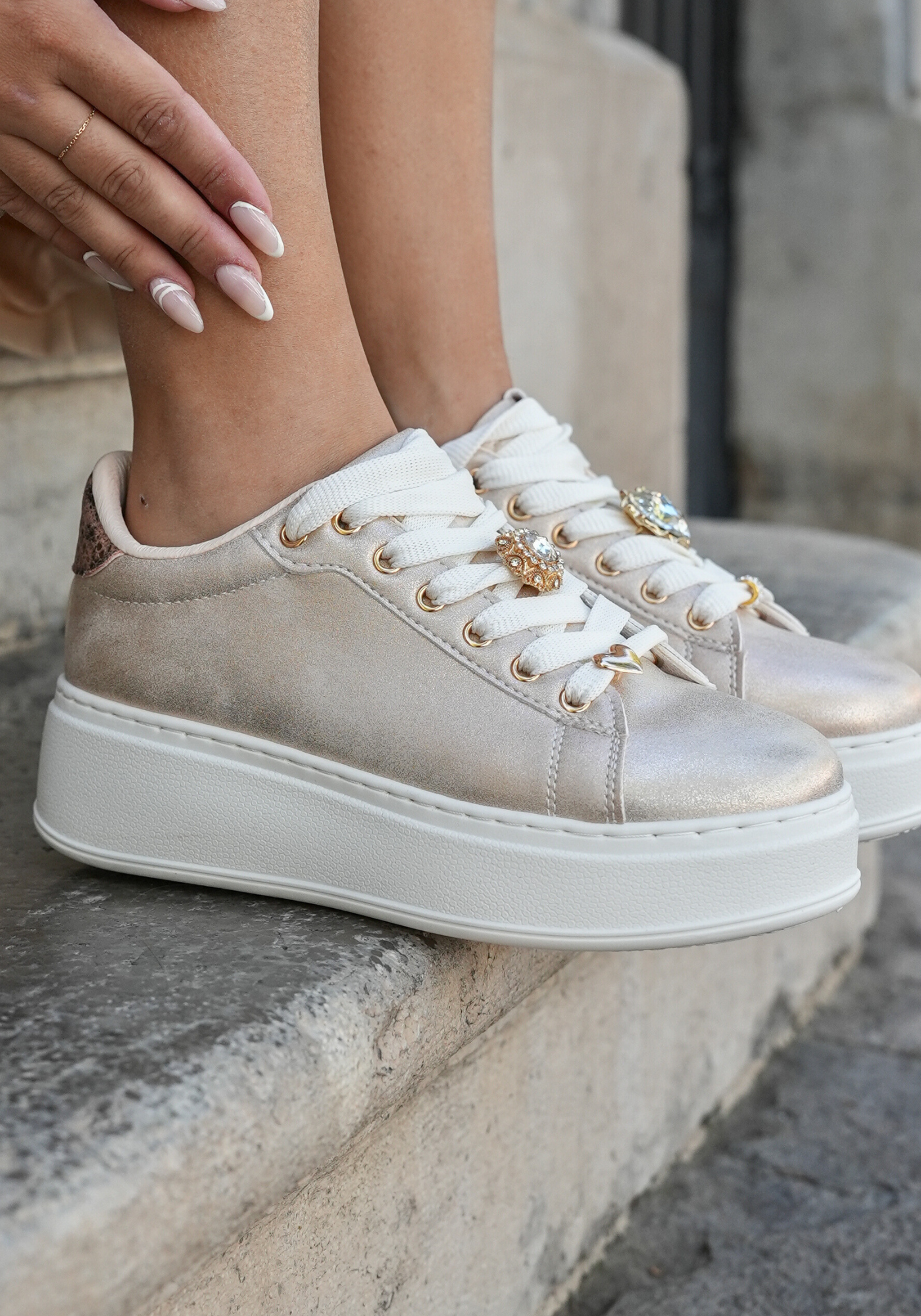 SNEAKERS PLATEFORME DORÉES FEMME AVEC DÉTAIL BIJOU - Casualmode.fr