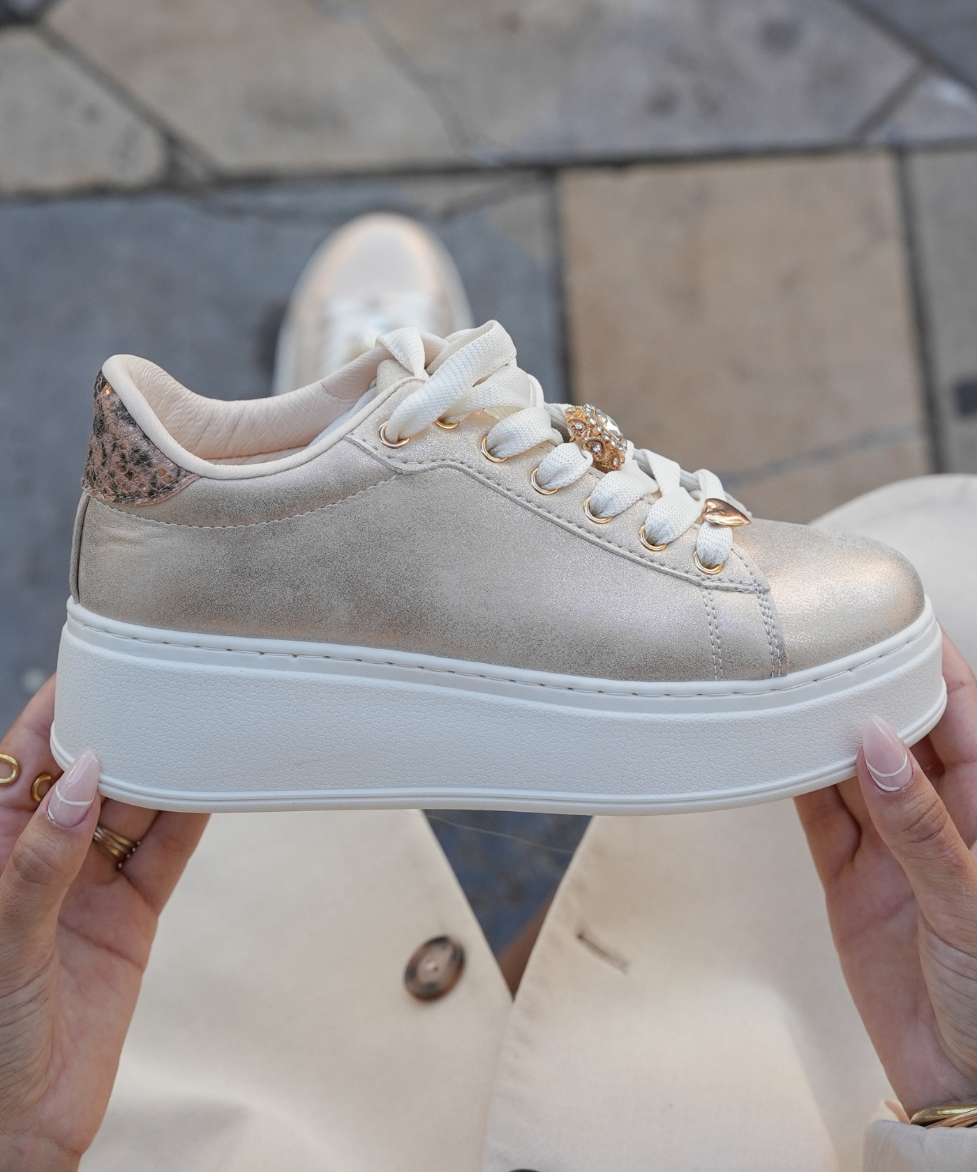 SNEAKERS PLATEFORME DORÉES FEMME AVEC DÉTAIL BIJOU - Casualmode.fr
