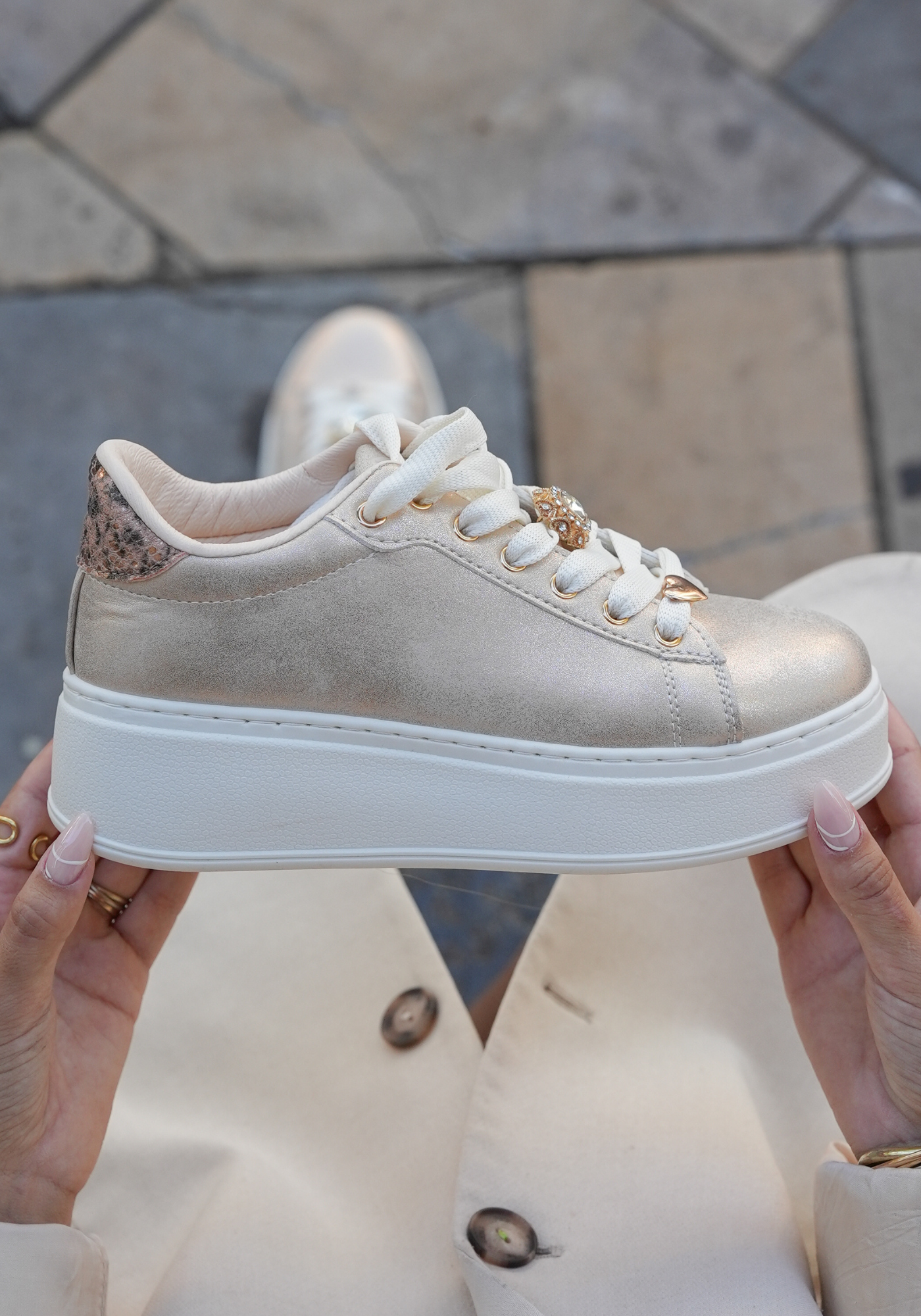 SNEAKERS PLATEFORME DORÉES FEMME AVEC DÉTAIL BIJOU - Casualmode.fr