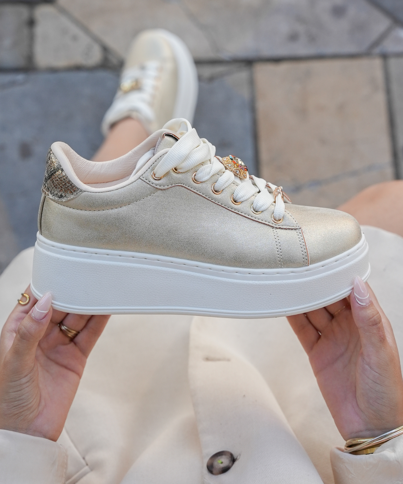 SNEAKERS PLATEFORME OR FEMME AVEC DÉTAIL BIJOU - Casualmode.fr