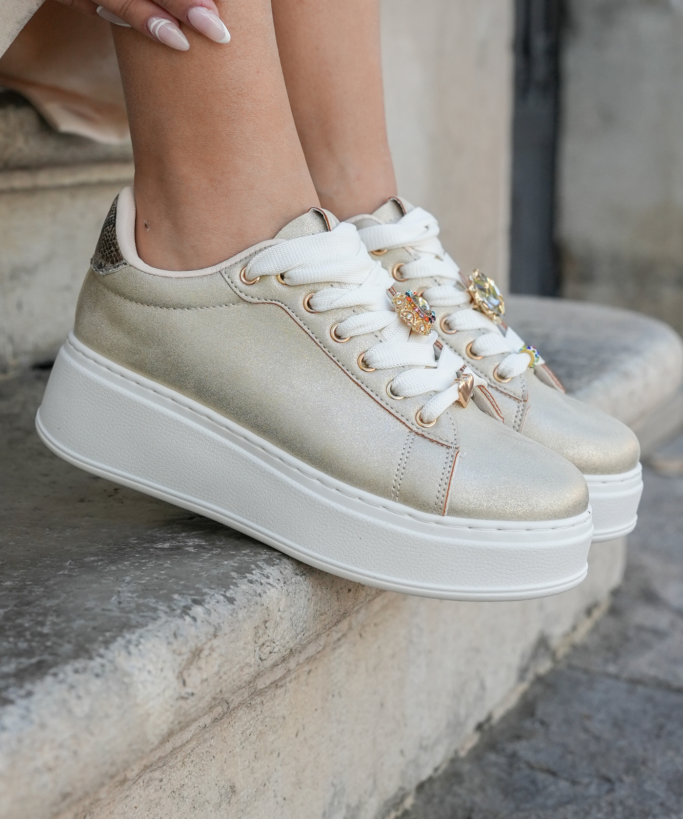 SNEAKERS PLATEFORME OR FEMME AVEC DÉTAIL BIJOU - Casualmode.fr