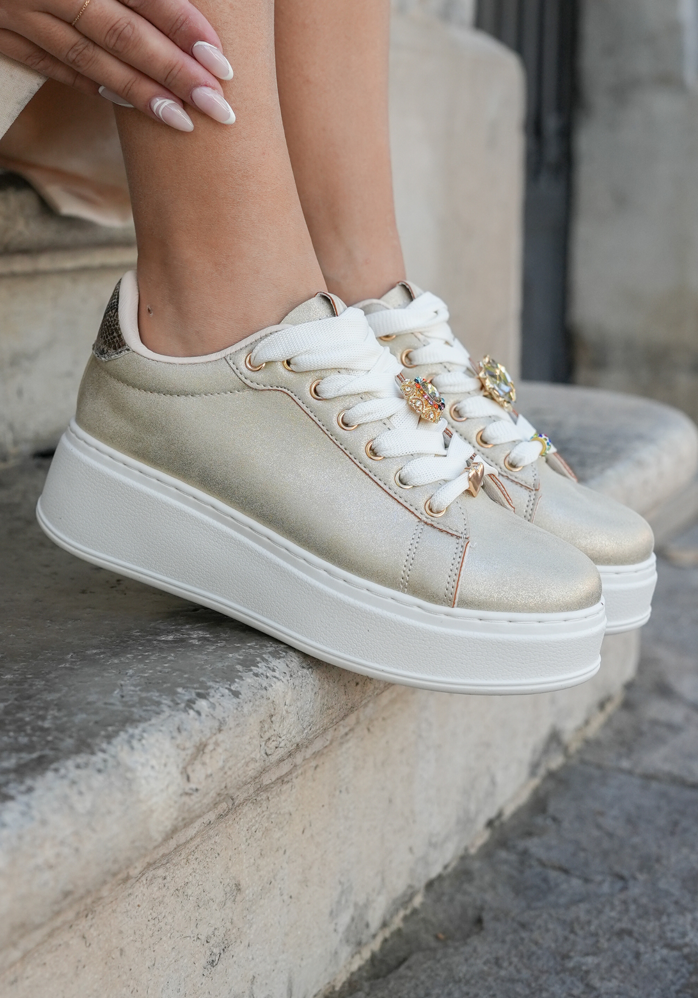 SNEAKERS PLATEFORME OR FEMME AVEC DÉTAIL BIJOU - Casualmode.fr