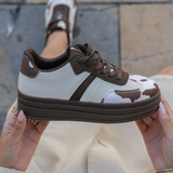 SNEAKERS MOTIF VACHE MARRON ET BLANC - Casualmode.fr