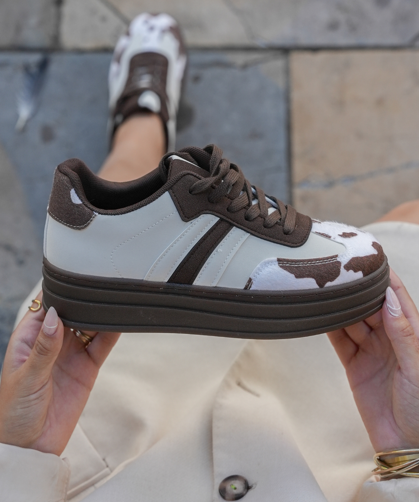 SNEAKERS MOTIF VACHE MARRON ET BLANC - Casualmode.fr