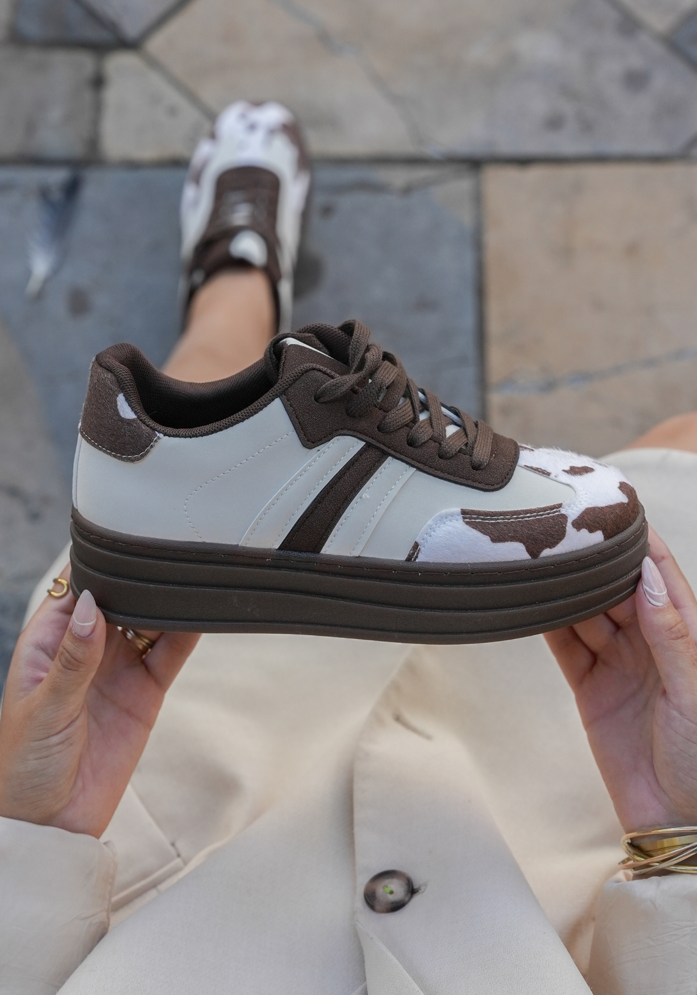 SNEAKERS MOTIF VACHE MARRON ET BLANC - Casualmode.fr