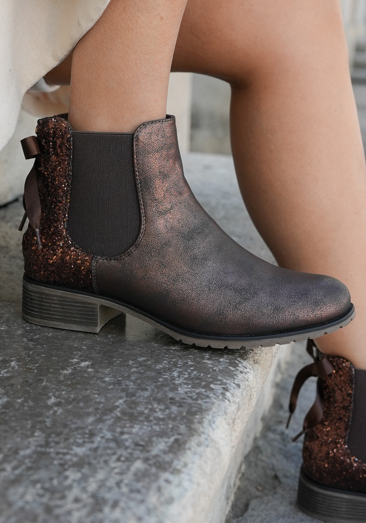 BOTTINES CHELSEA FEMME BRONZE AVEC DÉTAIL PAILLETÉ - Casualmode.fr