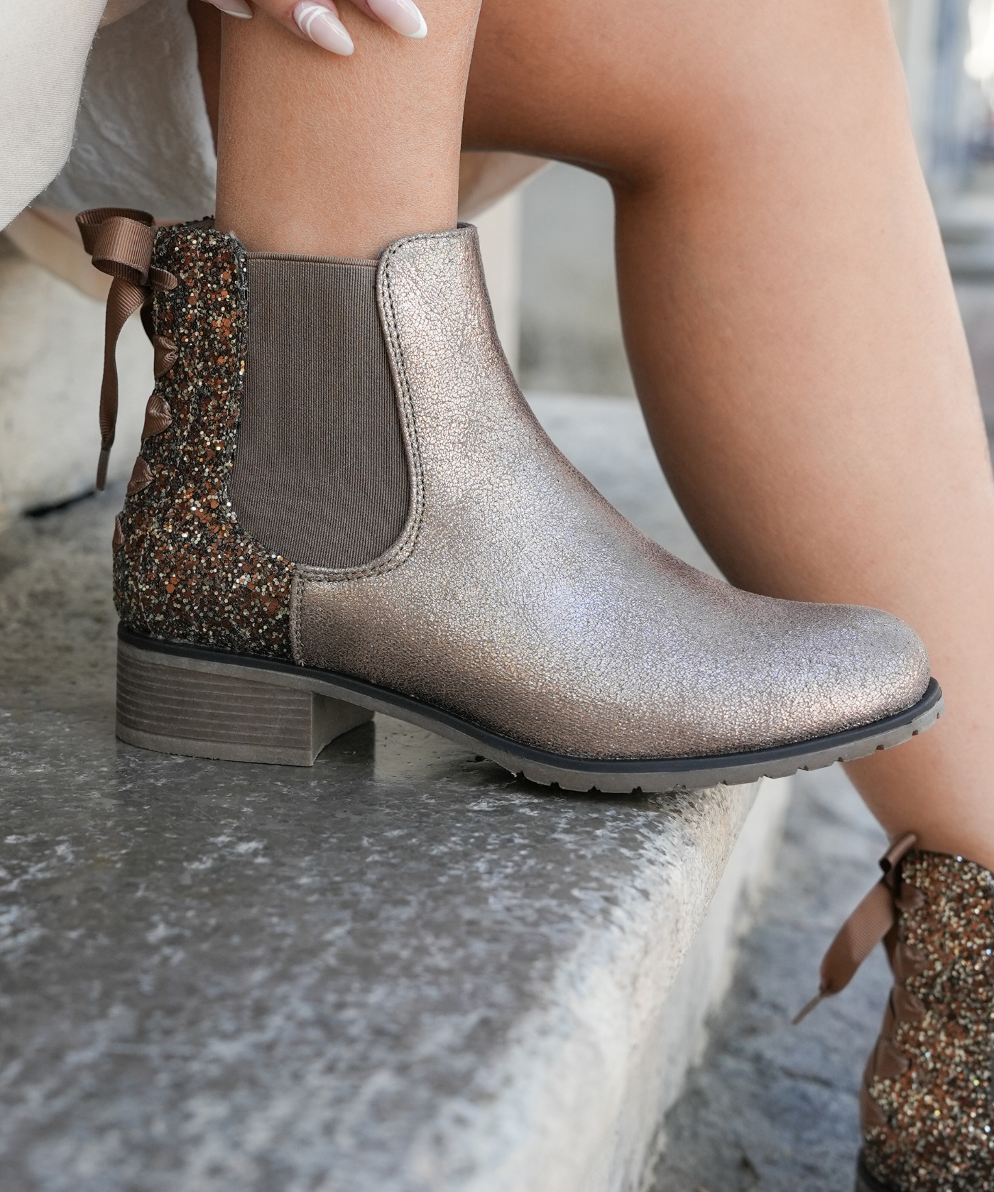 BOTTINES CHELSEA FEMME MÉTALLISÉES AVEC DÉTAIL PAILLETÉ - Casualmode.fr