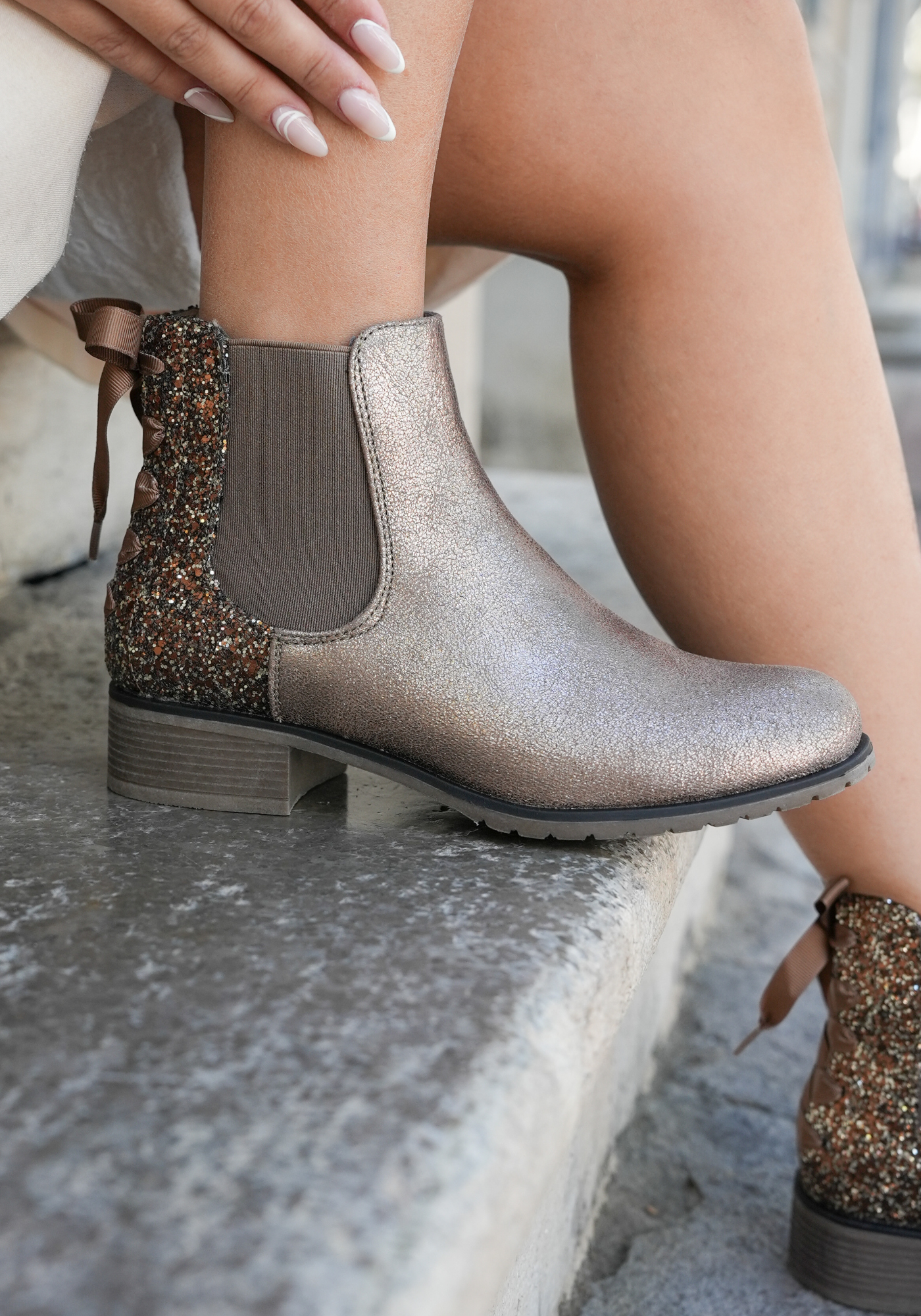 BOTTINES CHELSEA FEMME MÉTALLISÉES AVEC DÉTAIL PAILLETÉ - Casualmode.fr