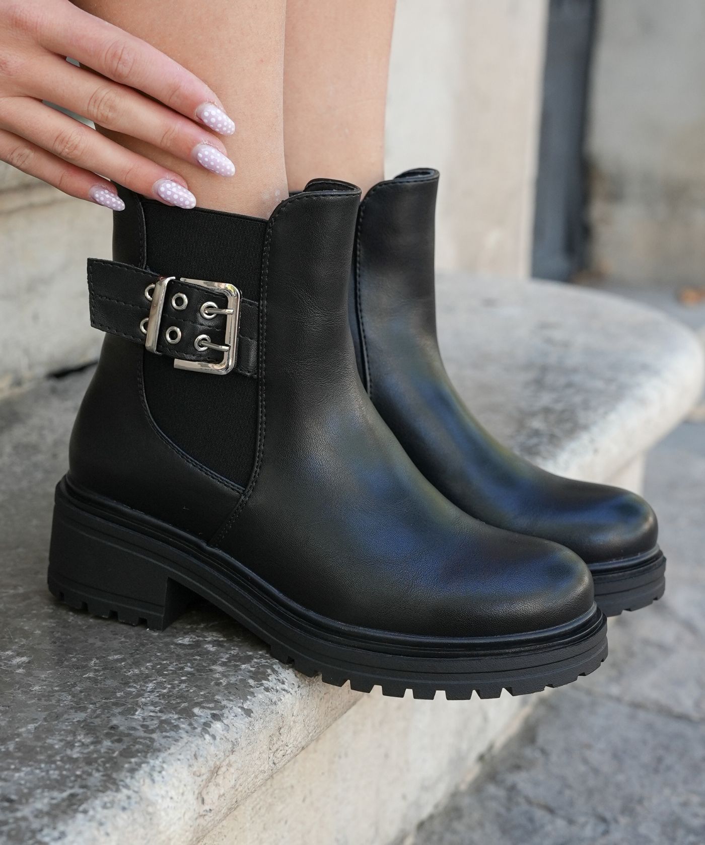 BOTTINES NOIRES FEMME STYLE MOTARD AVEC BOUCLE - Casualmode.fr